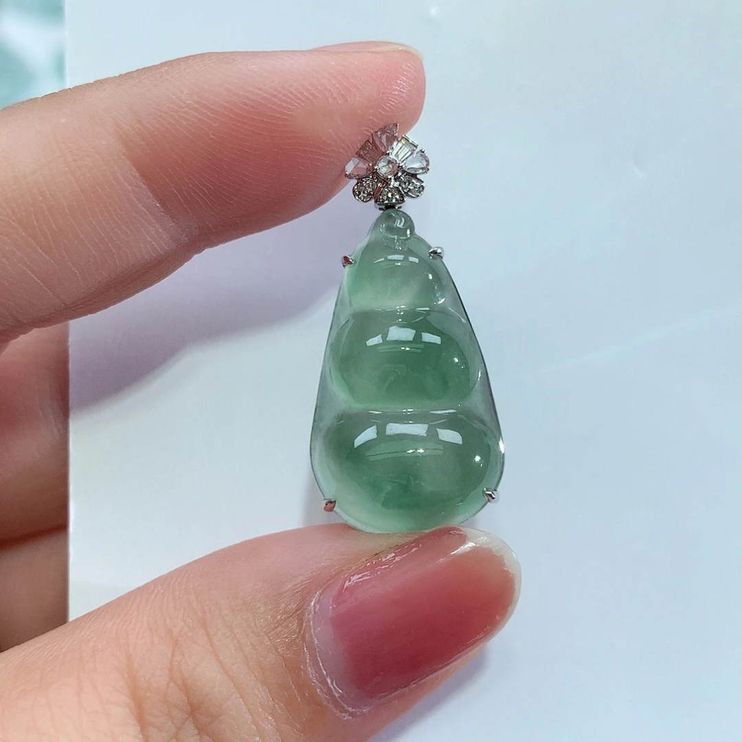 翡翠18K金镶嵌颈饰豆