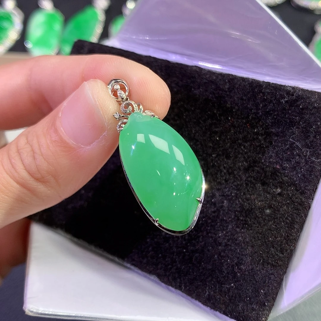 翡翠吊坠(赠链)18K金镶嵌