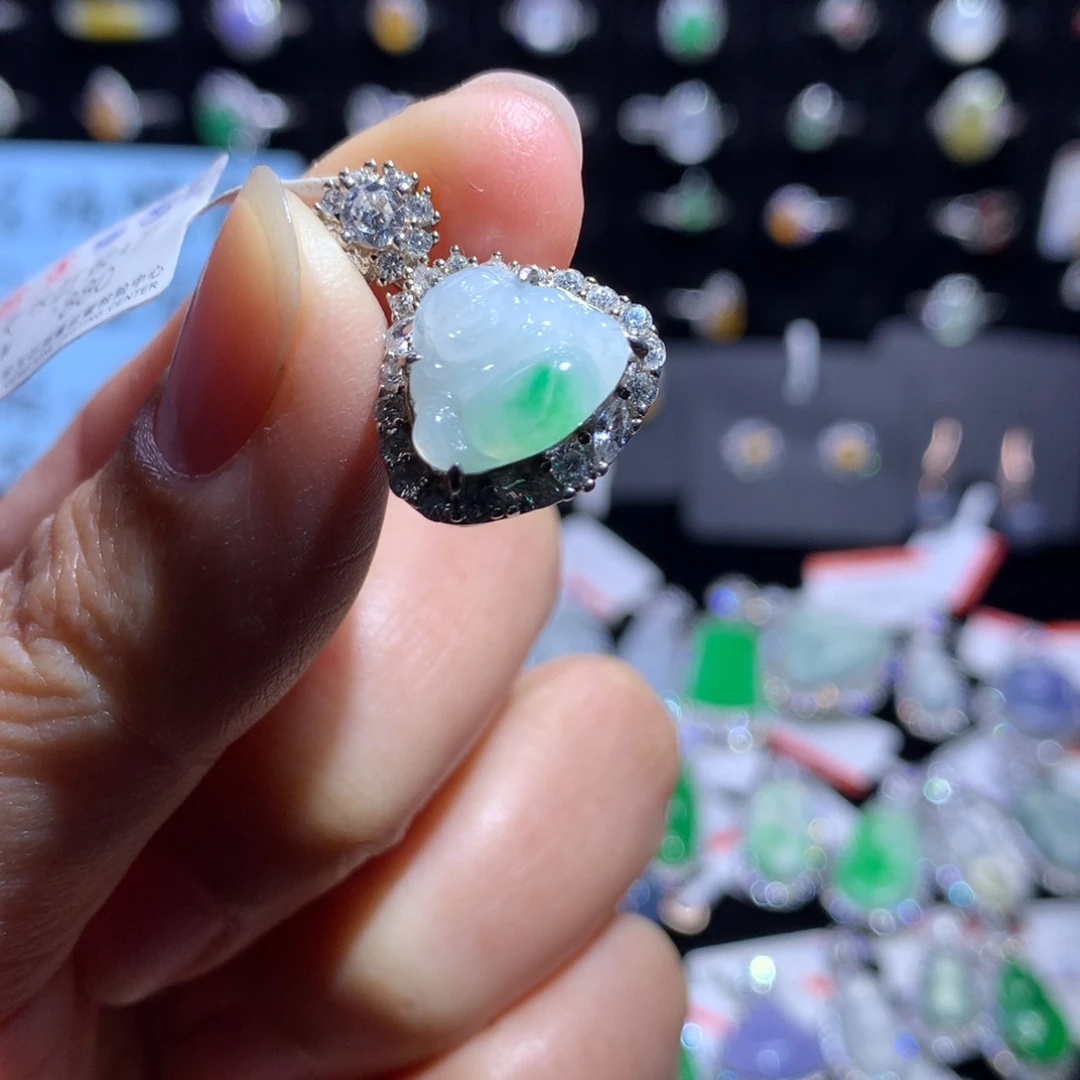 翡翠颈饰银S925镶嵌天然A货缅料飘绿佛公吊坠