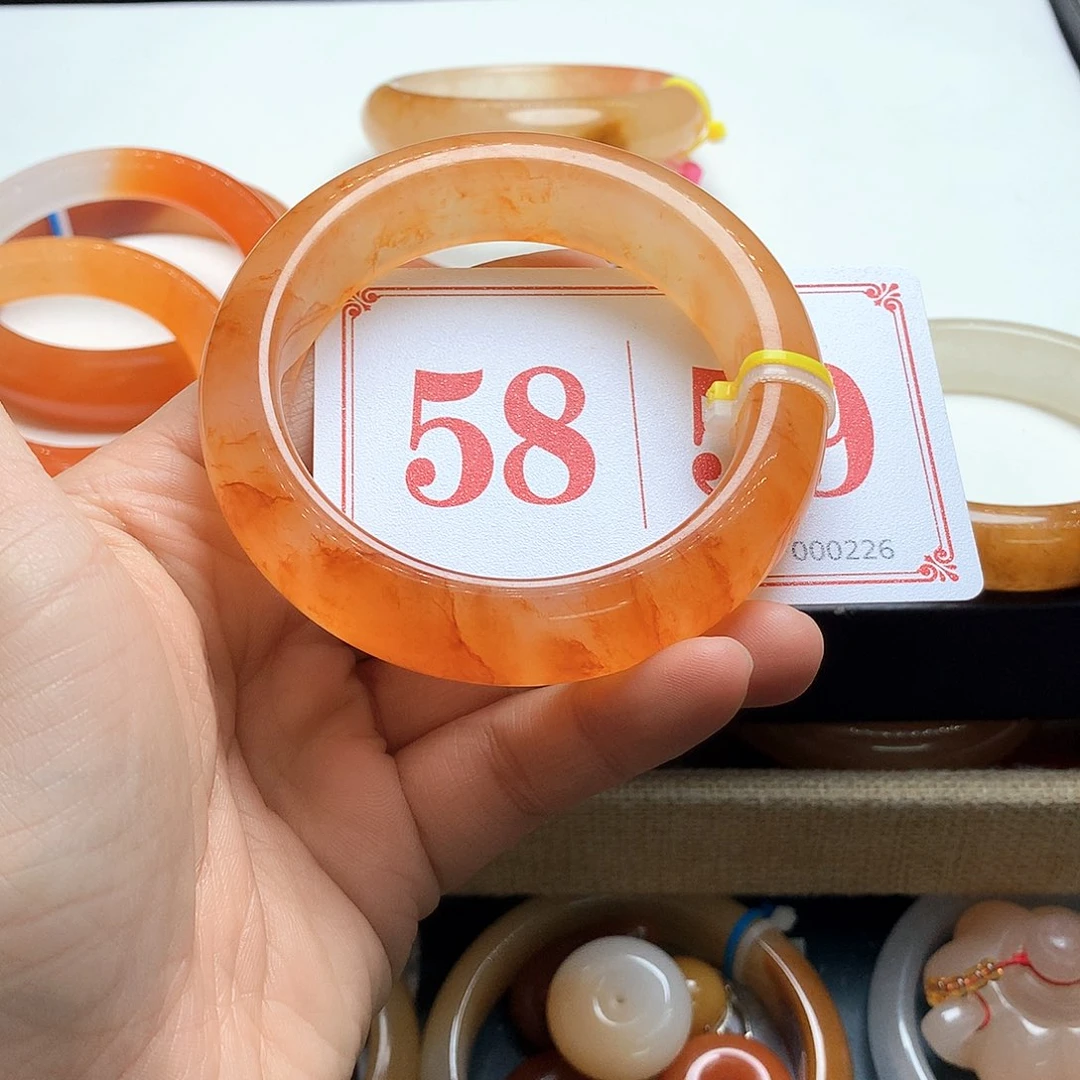 未镶嵌石英质玉（黄龙玉）手镯小****询