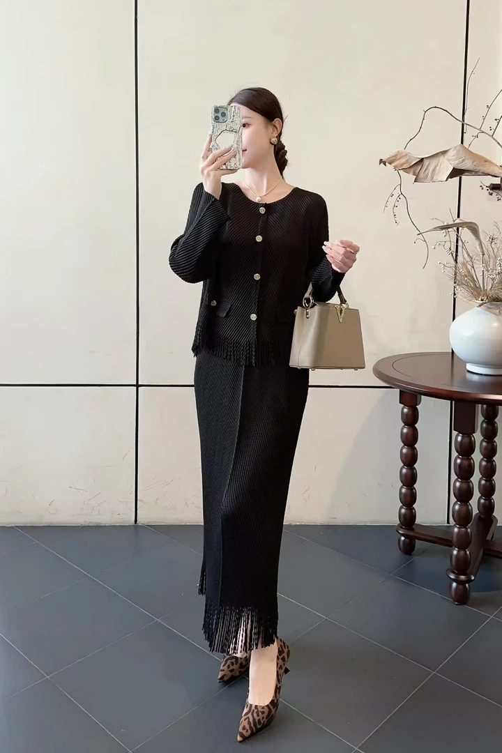 2025新款龙鳞纹褶皱连衣裙套装气质时尚洋气修身上衣半裙套装