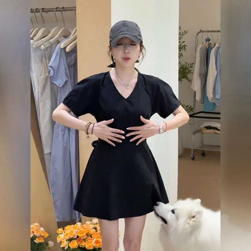 2025夏新款韩系温柔V领后背镂空系带连衣裙女装小个子减龄短裙ins
