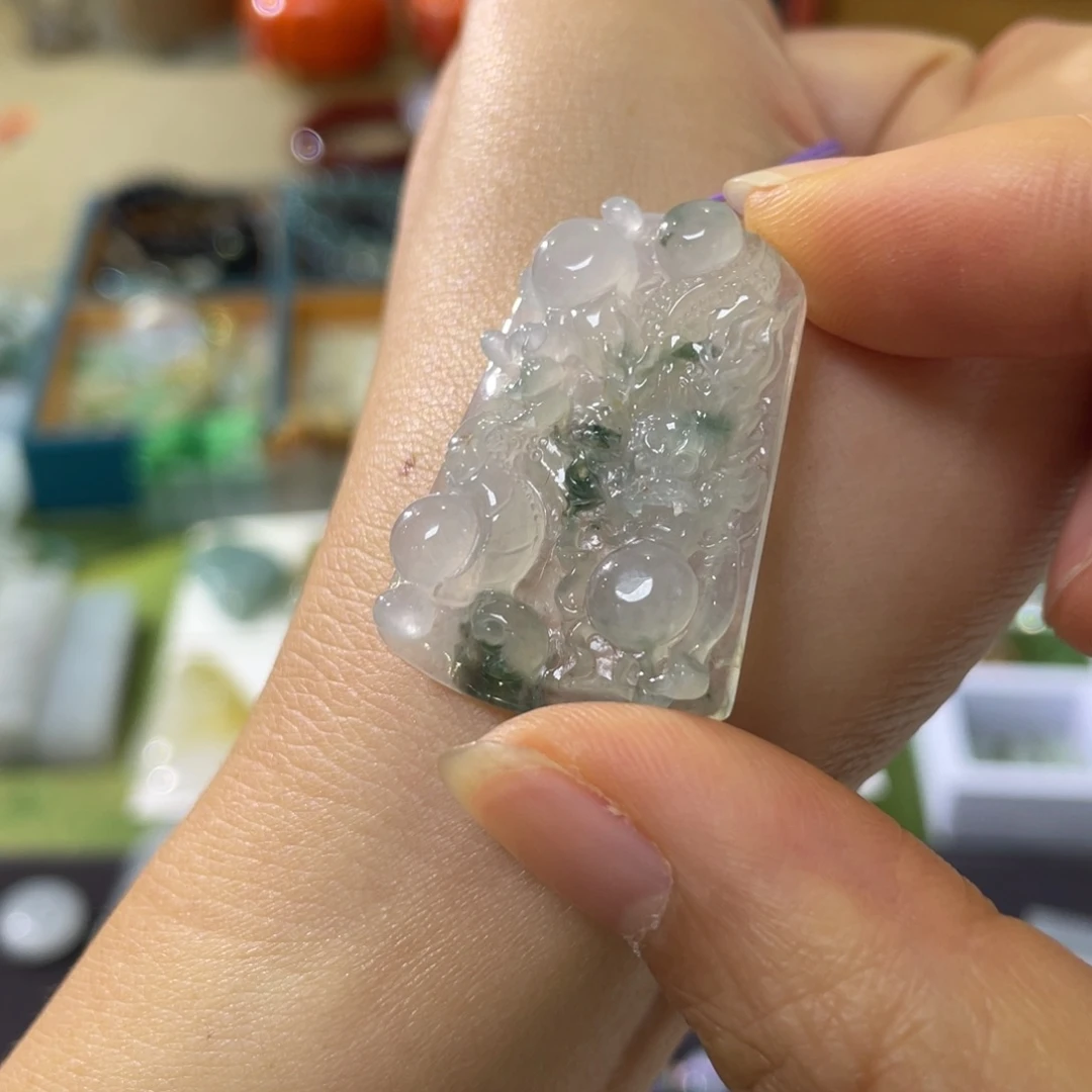 翡翠未镶嵌颈饰龙牌