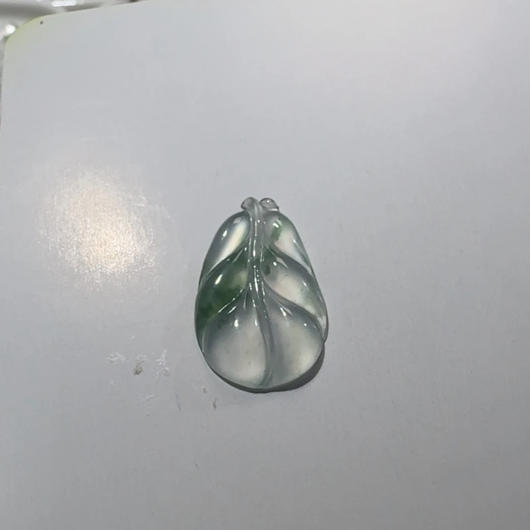 凌****翡翠未镶嵌颈饰叶子