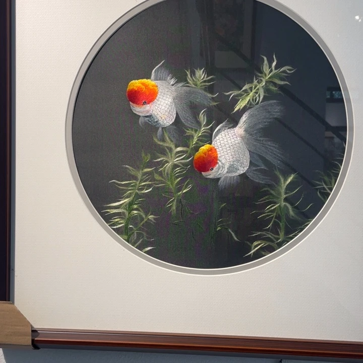 竖款苏绣精品金鱼挂画
