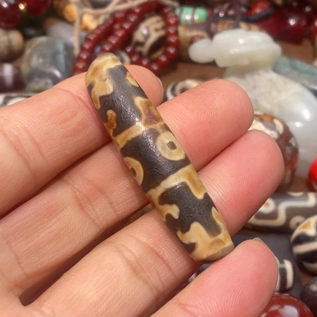 未镶嵌珠子的颜色是蓝色玛瑙/玉髓