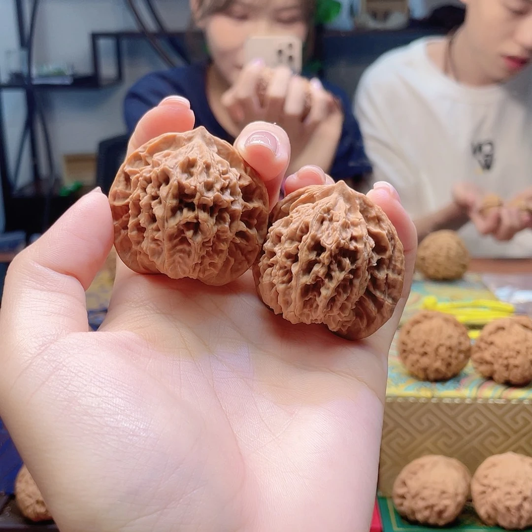 桃核把件归*蟠龙纹