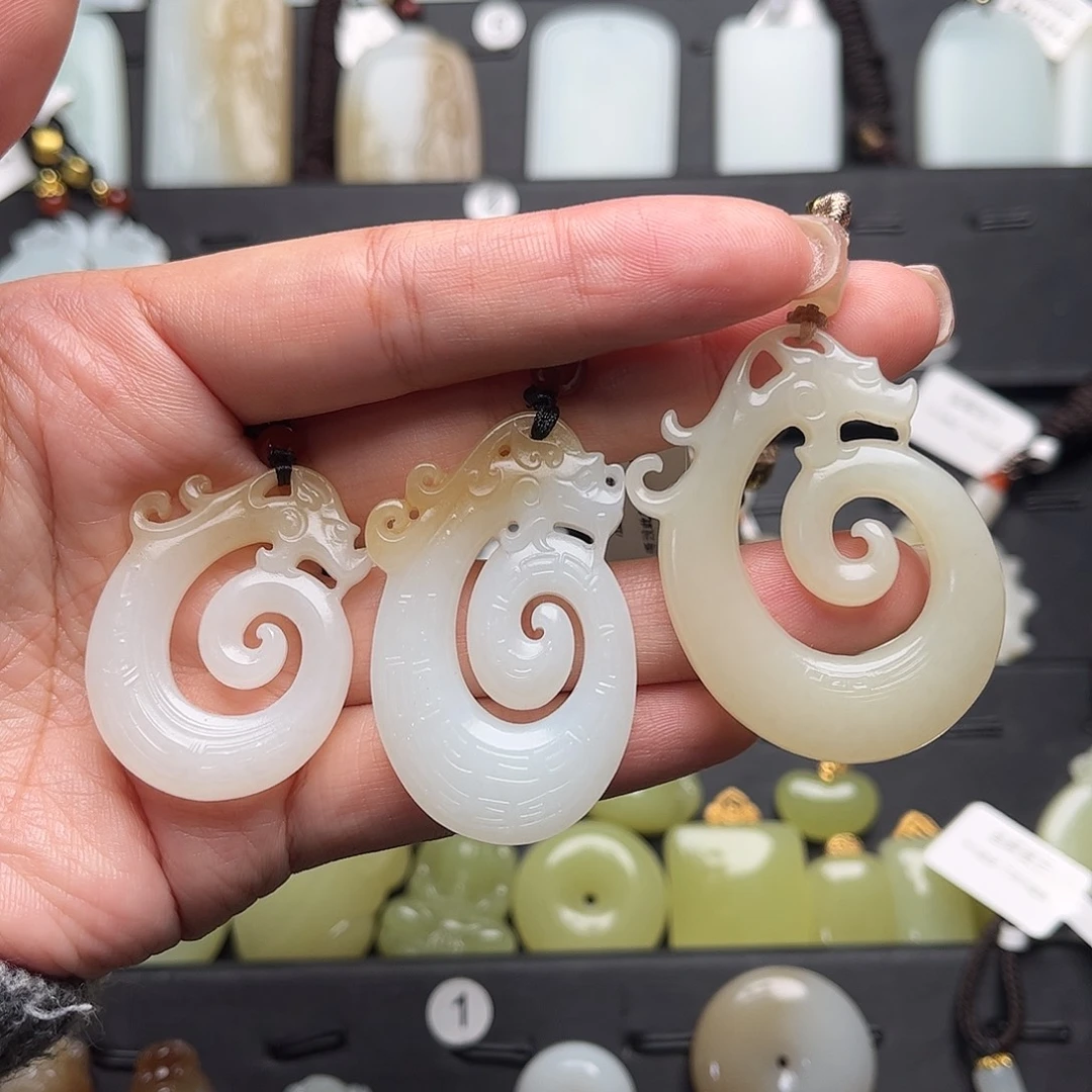 陶***逃和田玉未镶嵌颈饰