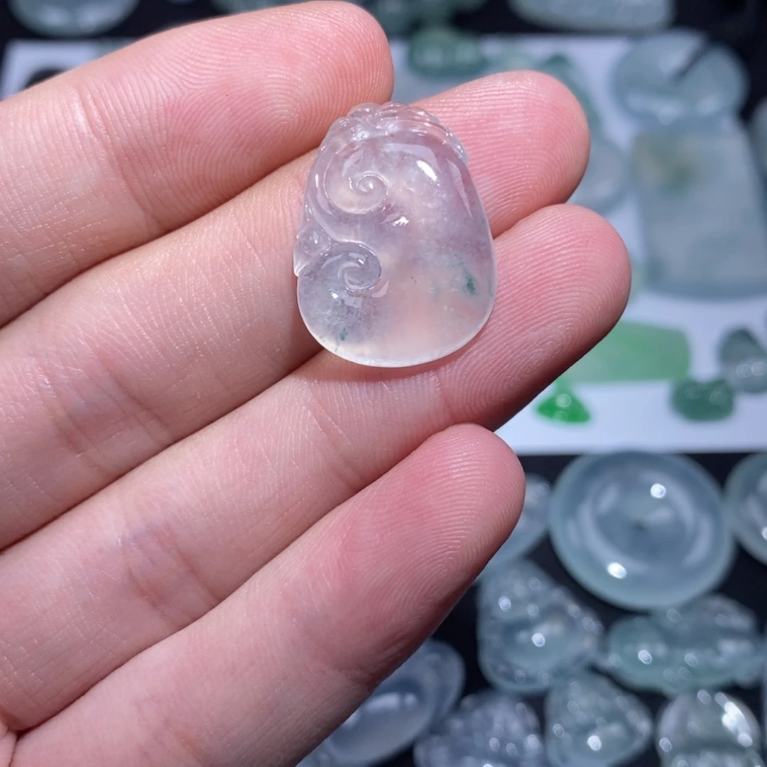 翡翠未镶嵌颈饰如意