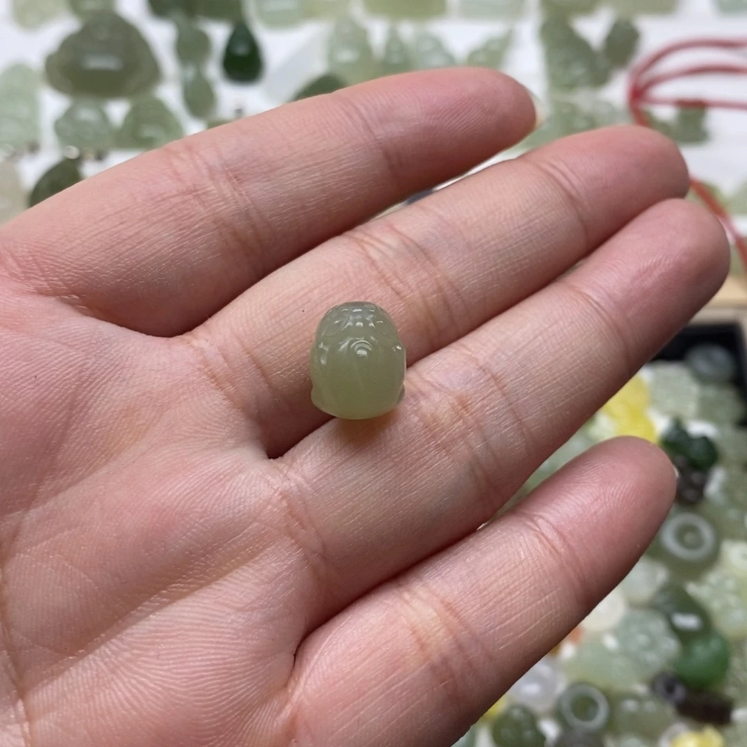南红玛瑙未镶嵌颈饰小****?