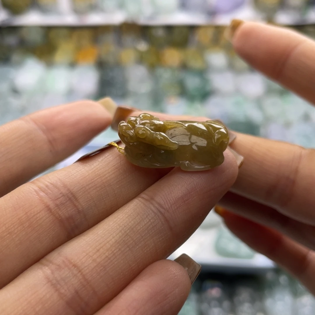 翡翠未镶嵌颈饰貔貅