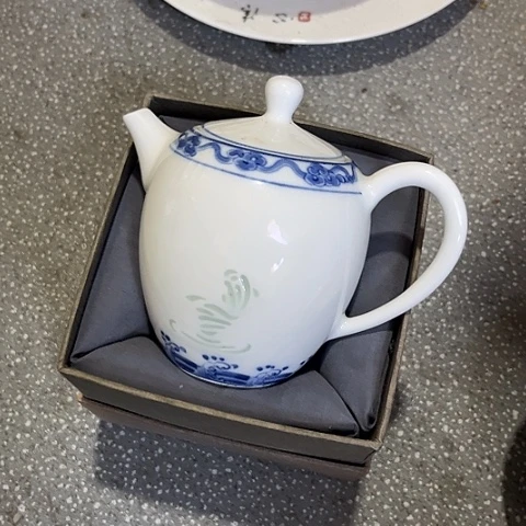 陶瓷手绘壶一个陶瓷
