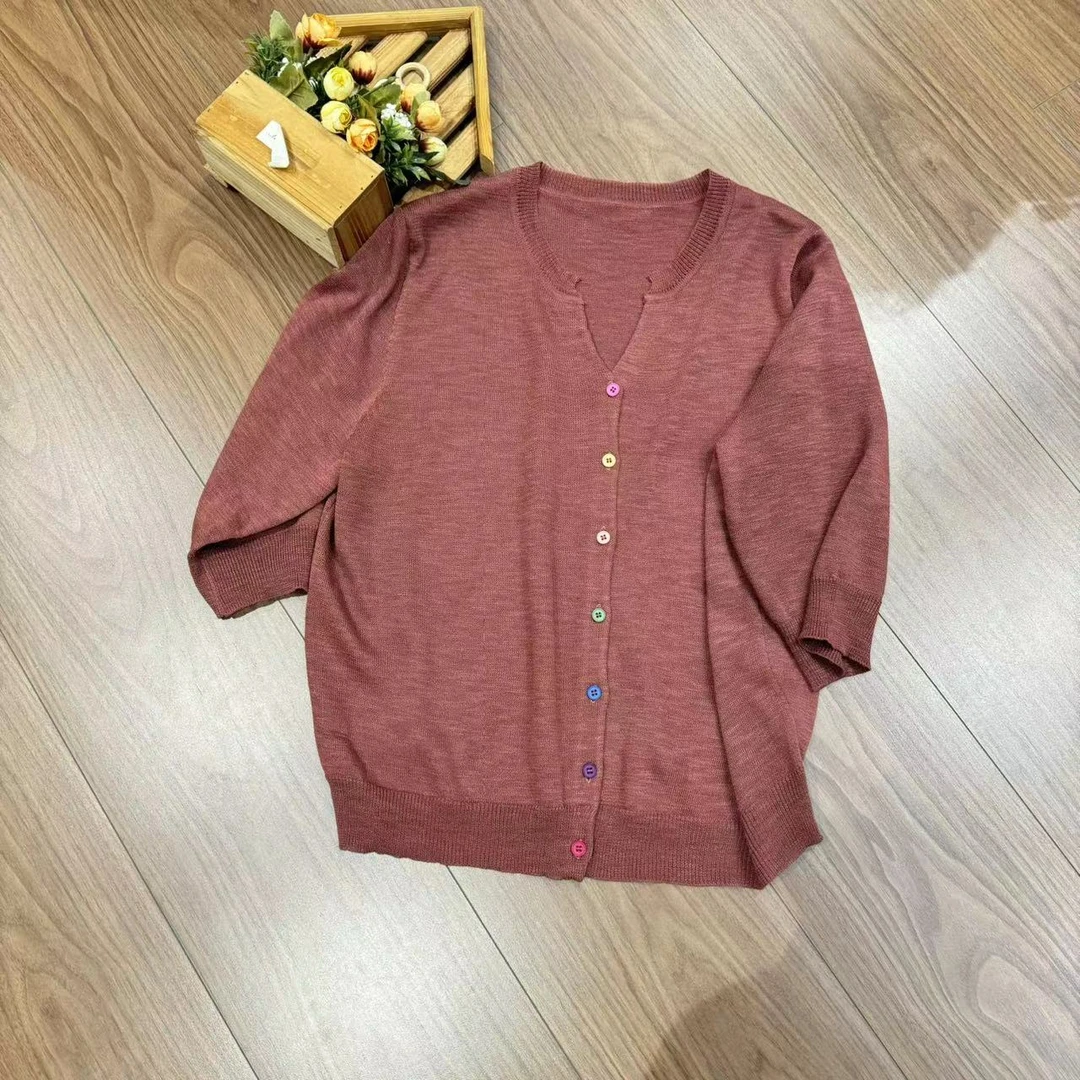 米姗夏季纯色彩扣中袖小V领针织麻上衣