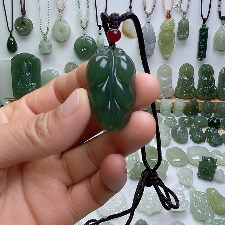 小***子和田玉未镶嵌颈饰