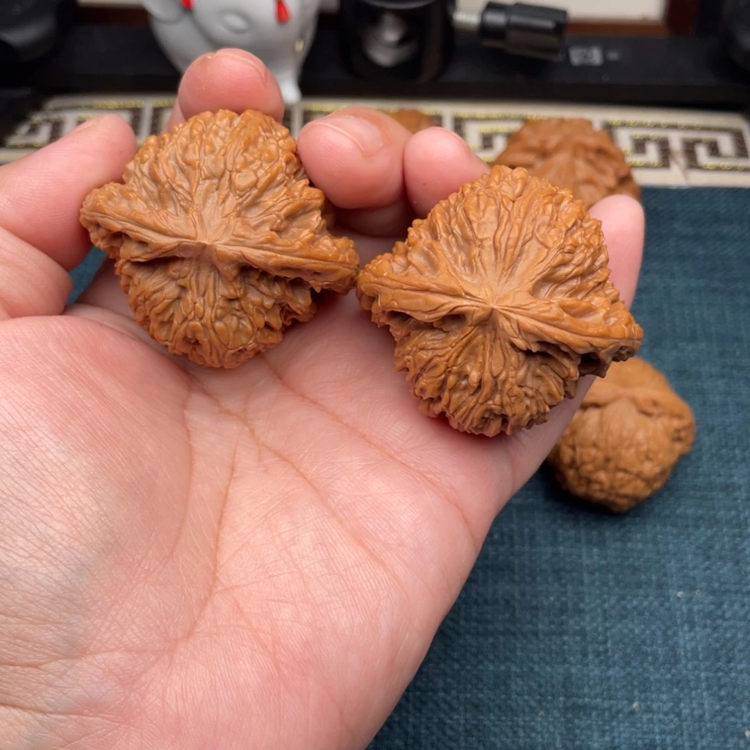 文玩核桃把件全品红皮南疆石48