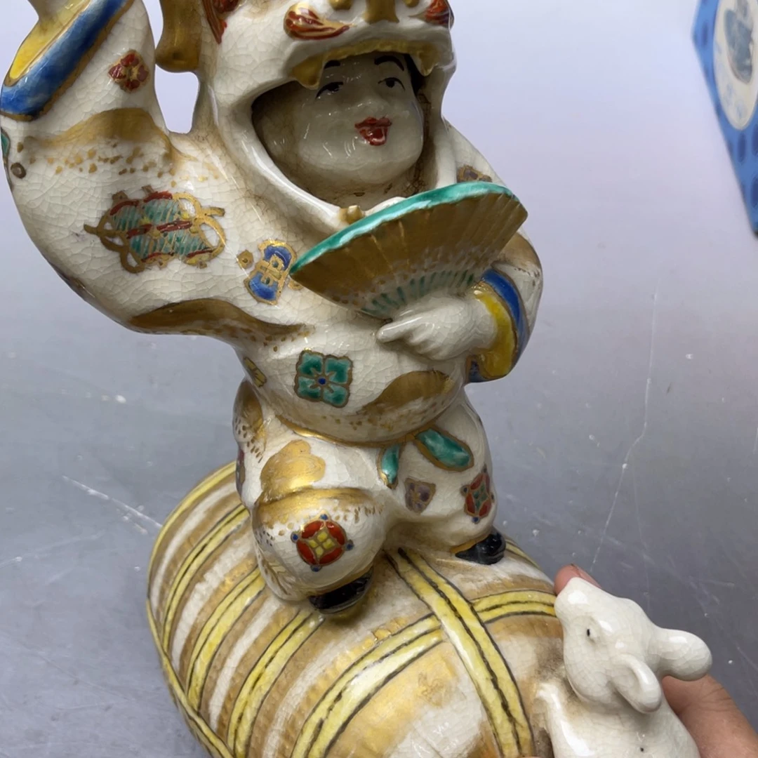 瓷片密密麻麻地铺满一