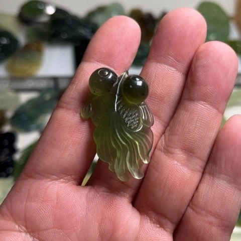 蛇纹石玉颈饰未镶嵌