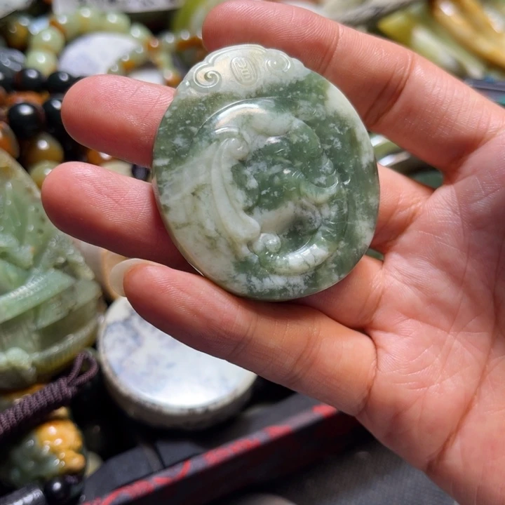 蛇纹石玉未镶嵌颈饰