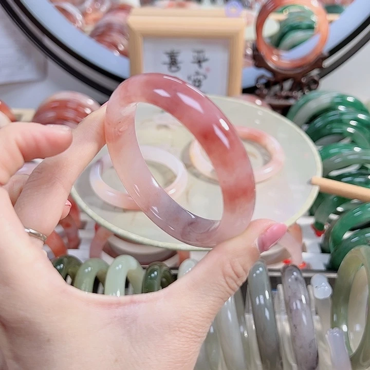 石英质玉手镯未镶嵌好***?