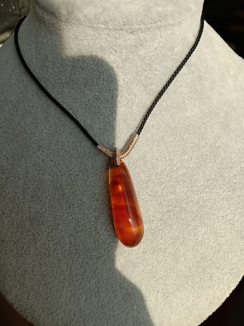 缅甸天然琥珀特色水滴吊坠时尚复古潮流男女同款显肤色