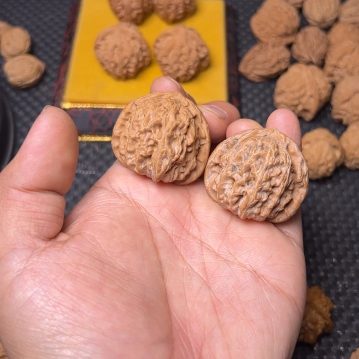 文玩核桃吊坠三角白