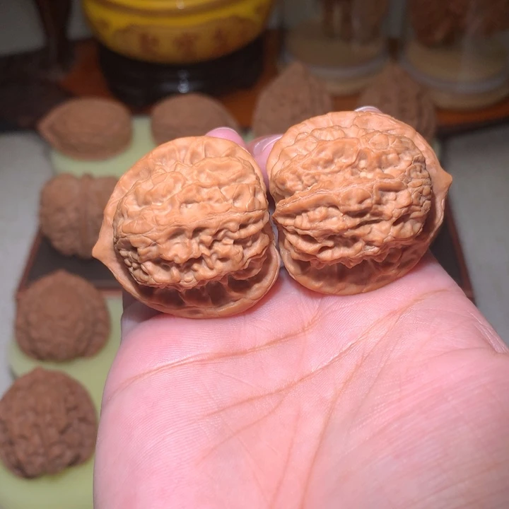 文玩核桃把件梨木台