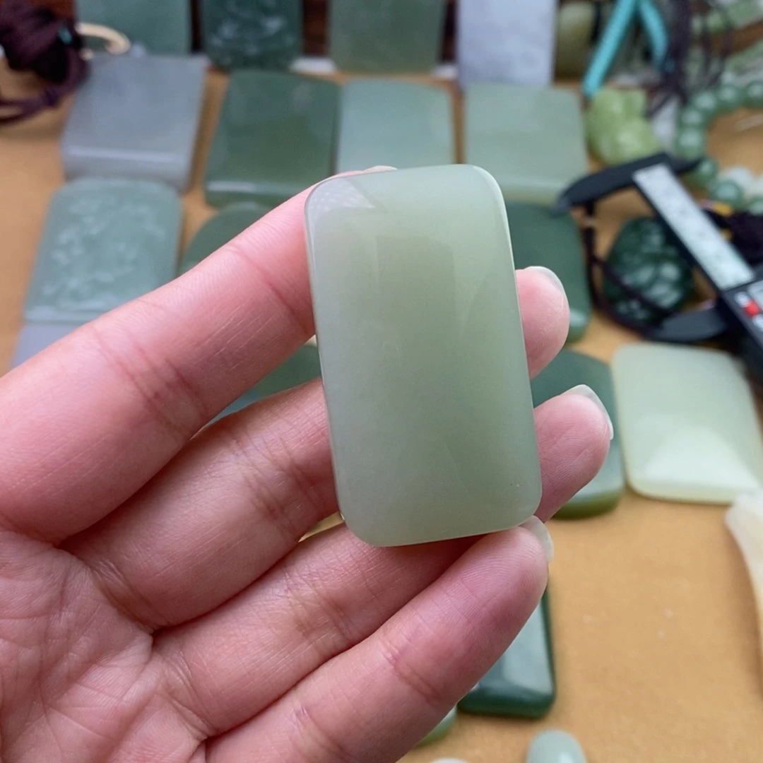 和田玉颈饰未镶嵌风**觉微包容有结构过渡色