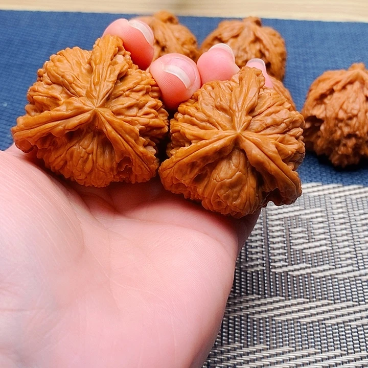 幸***田文玩核桃吊坠三棱