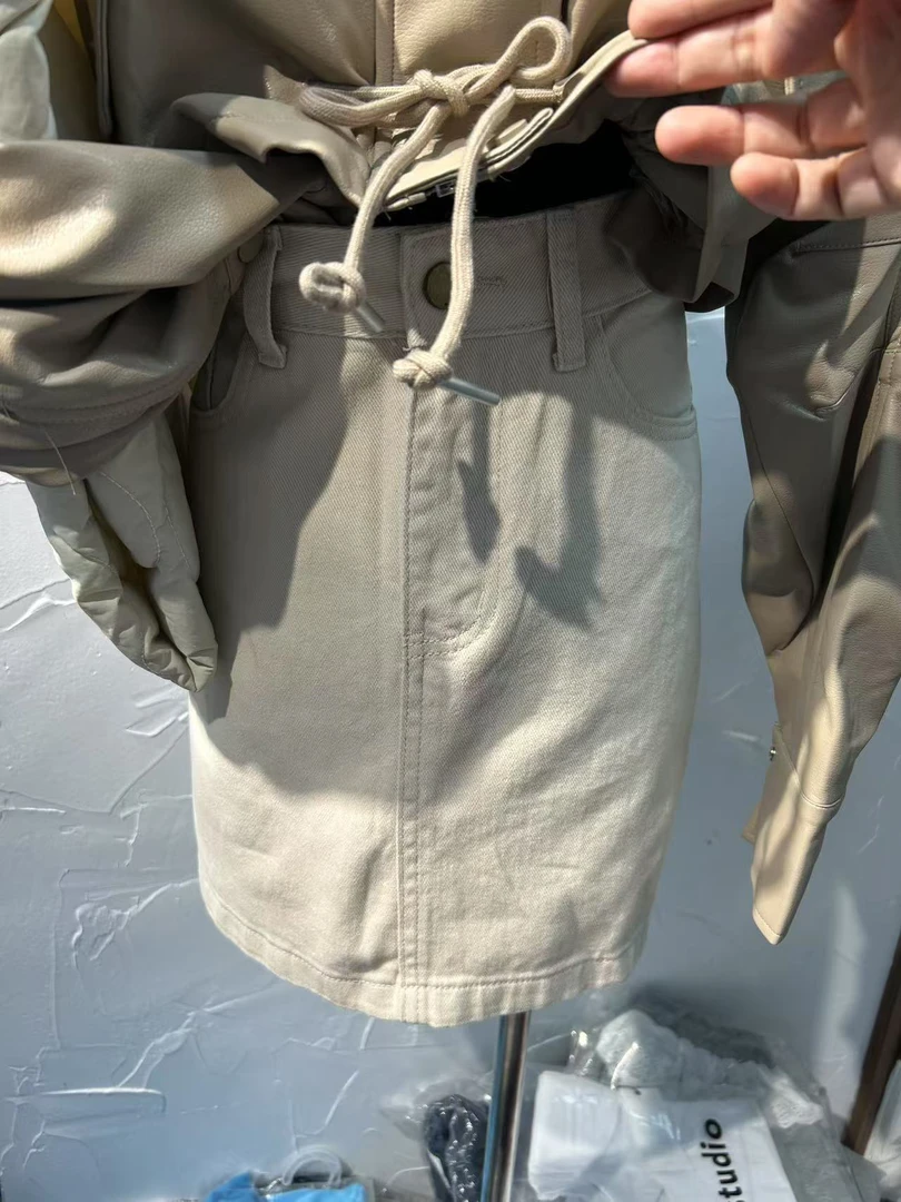 很百搭的牛仔小短裙 颜色很特别