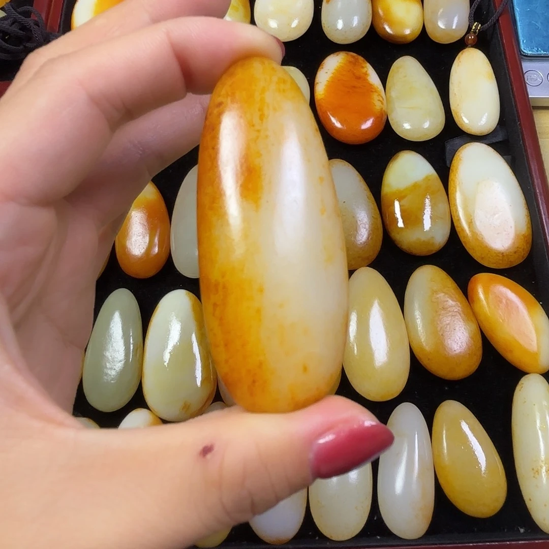 日***。颈饰未镶嵌和田玉
