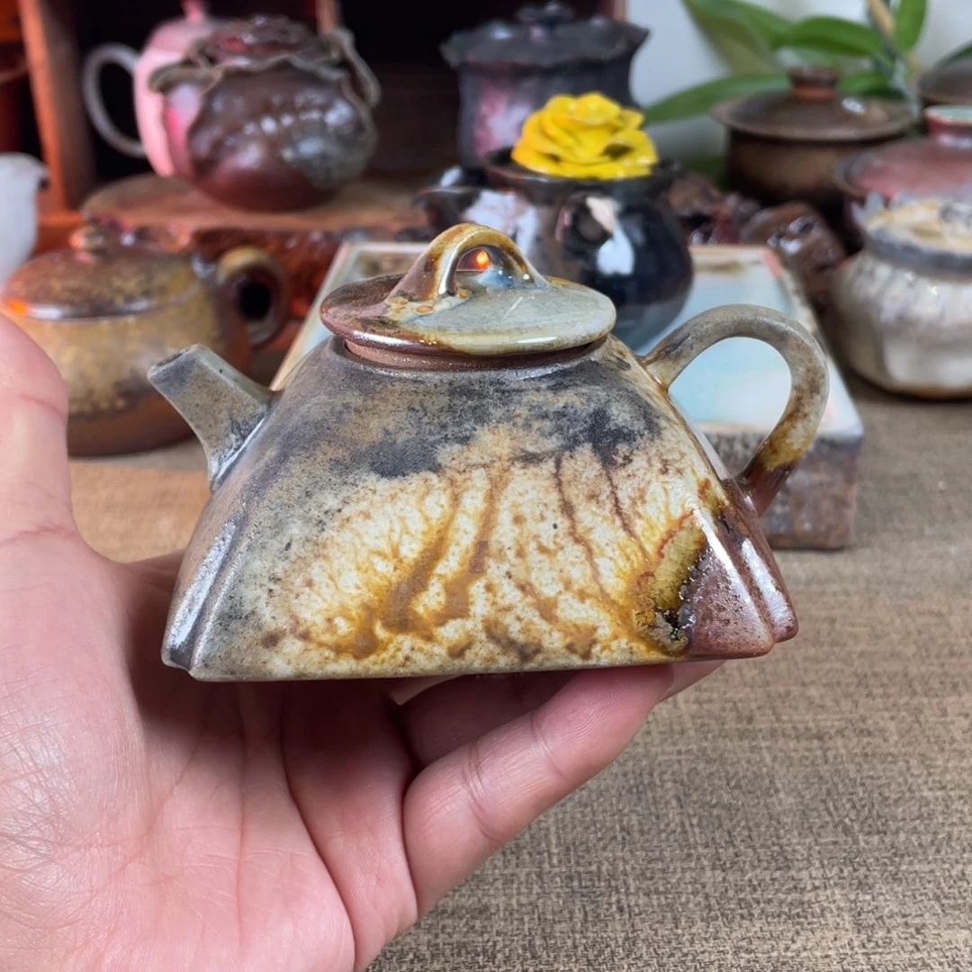 坦克壶。   柴烧。  容量150