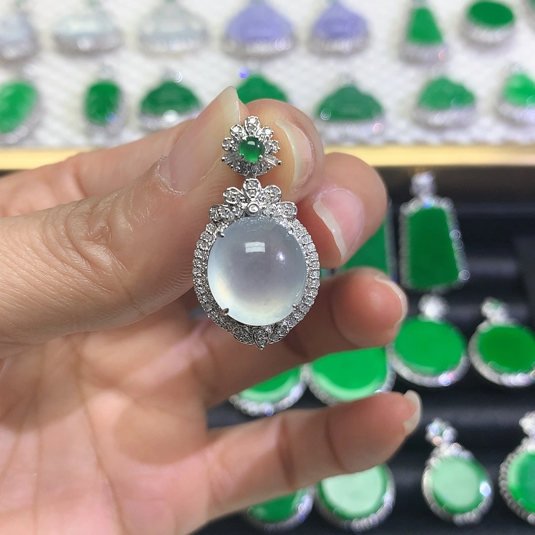 颈饰18K金镶嵌翡翠吊坠