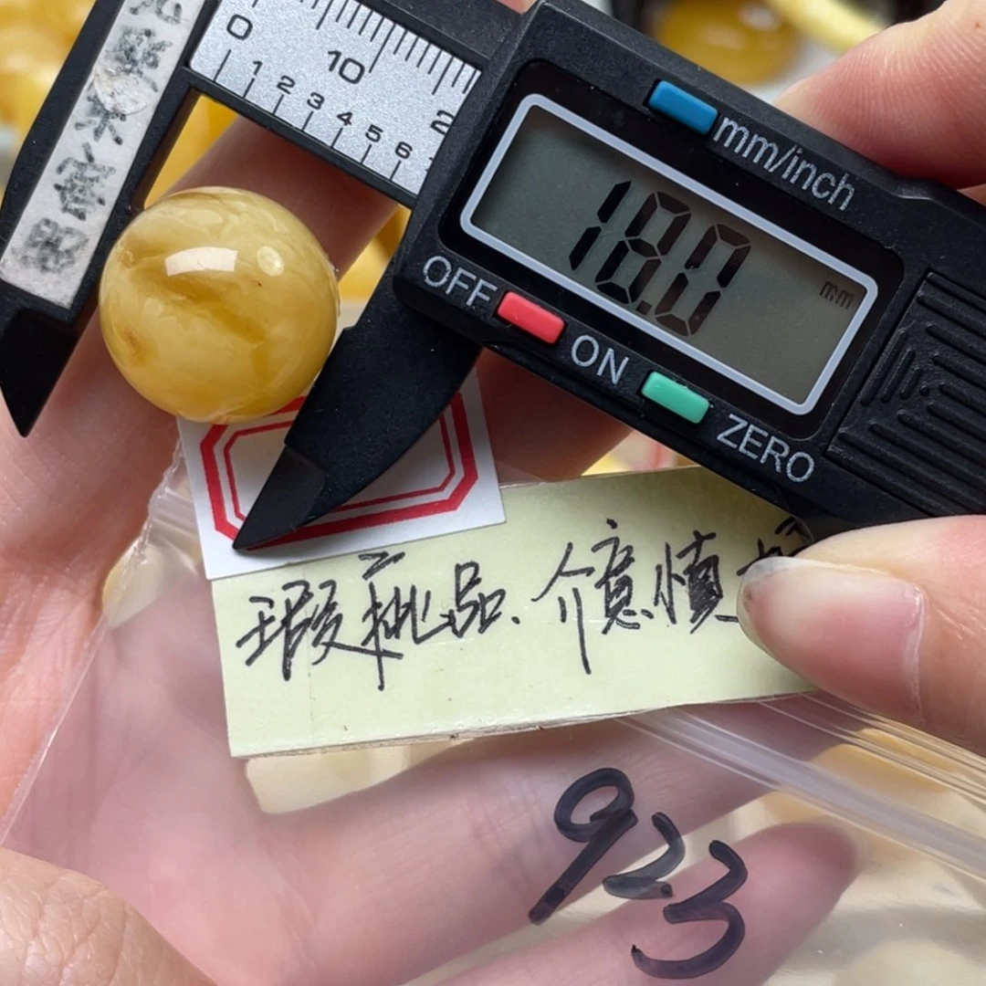 蜜蜡裸石未镶嵌果****伦大瑕