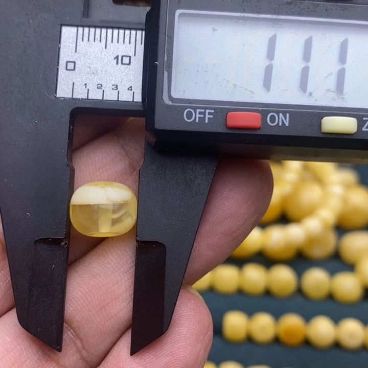 琥珀未镶嵌裸石50号11.1*8.4喇叭口瑕