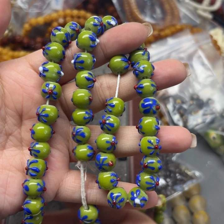 颈饰玻璃一条，喊我选