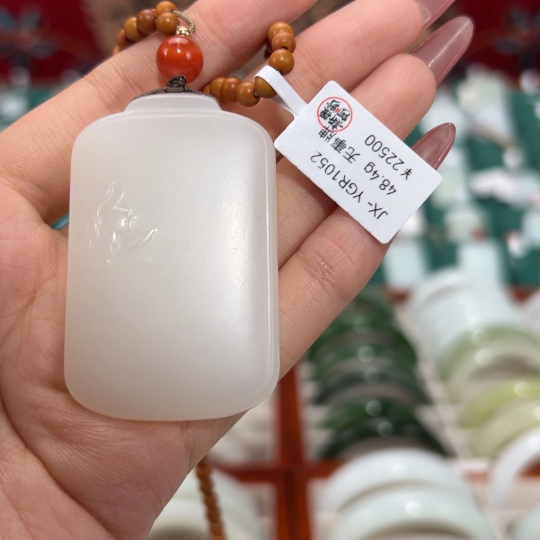 和田玉未镶嵌颈饰羊脂白玉往上爬吊坠