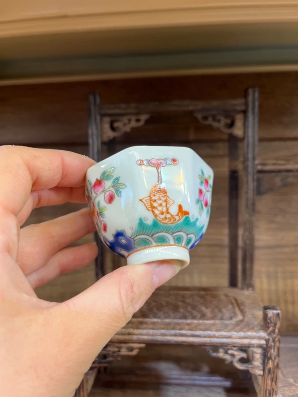 景德镇陶瓷白瓷手工珐琅彩八方杯手绘福寿有鱼茶杯40cc容量