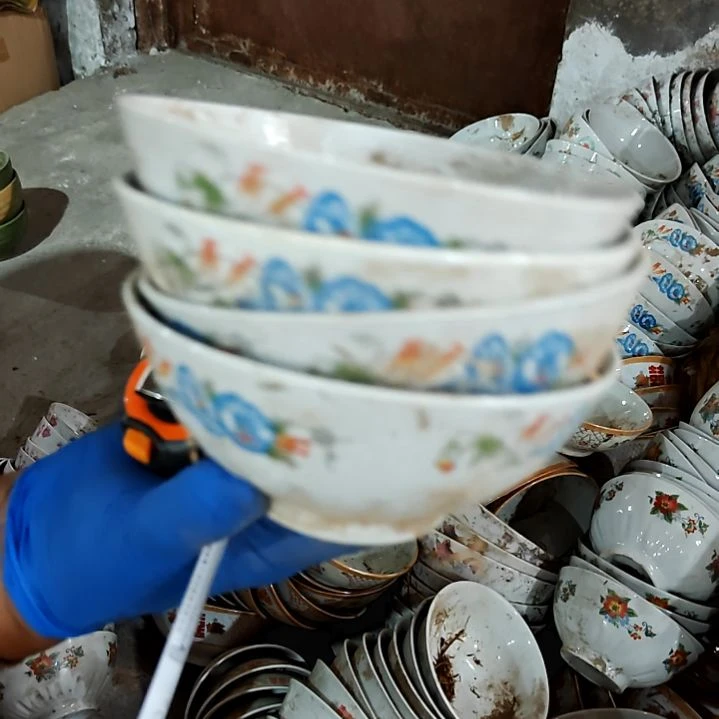 盘子碗茶壶啥都有
