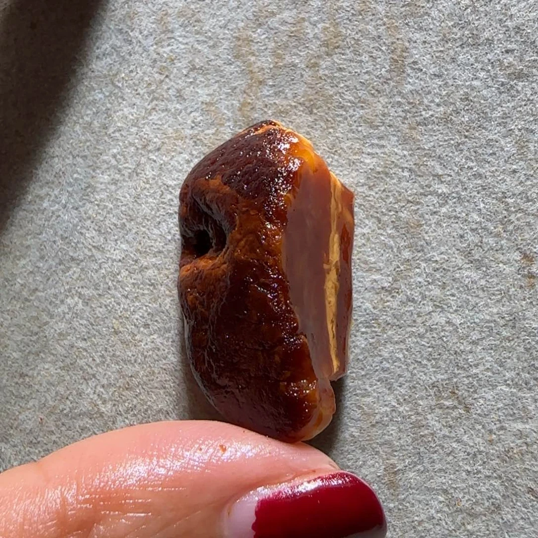 未镶嵌琥珀裸石闲***孩专拍