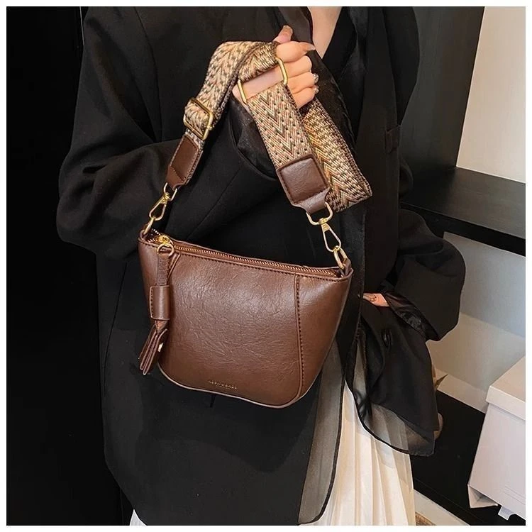 今年流行包包2025春夏新款包包女士软质感斜挎包百搭大容量单肩包