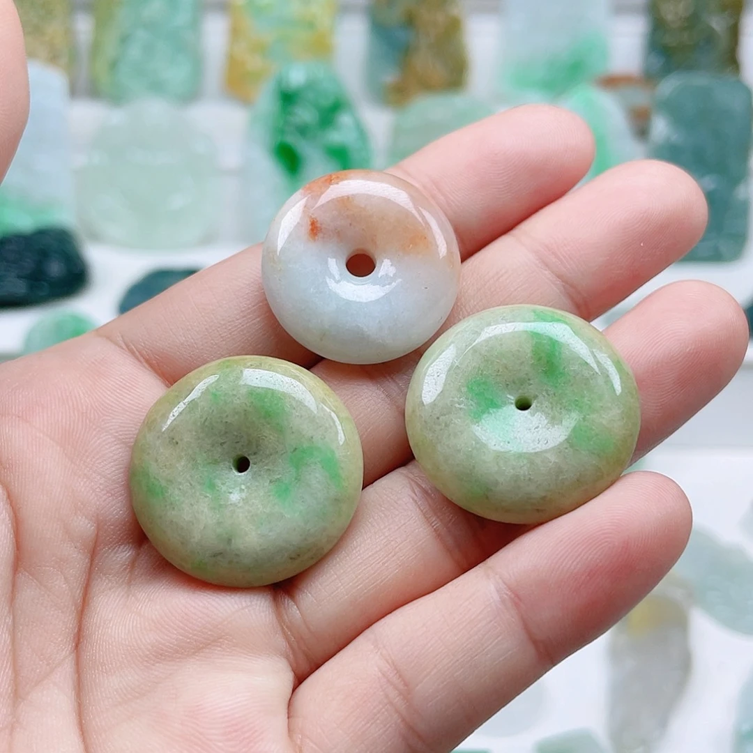 翡翠颈饰未镶嵌平安扣