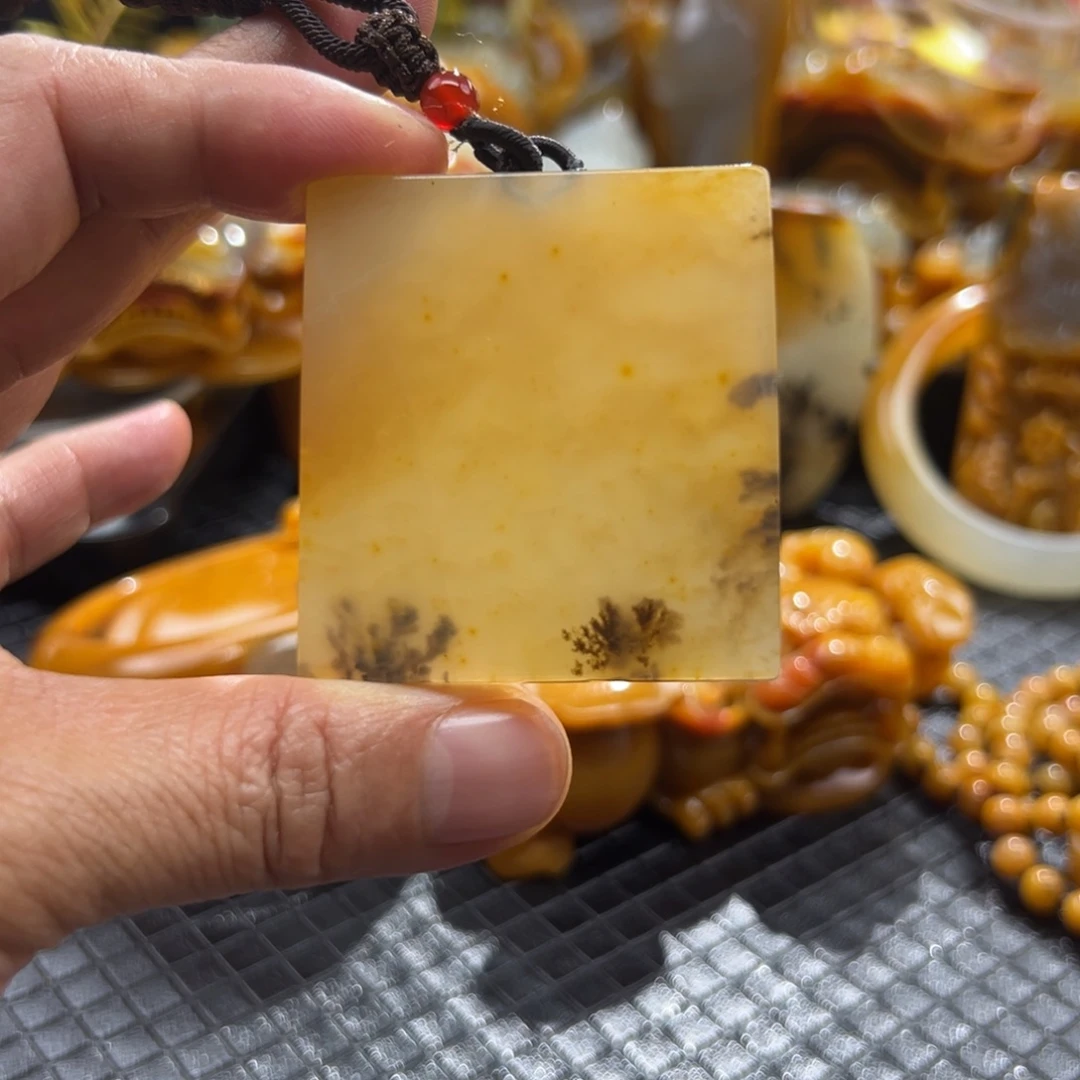 颈饰未镶嵌石英质玉