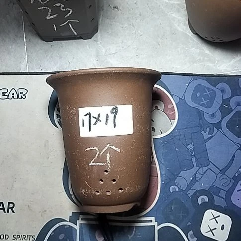 小金钟两个紫砂花盆