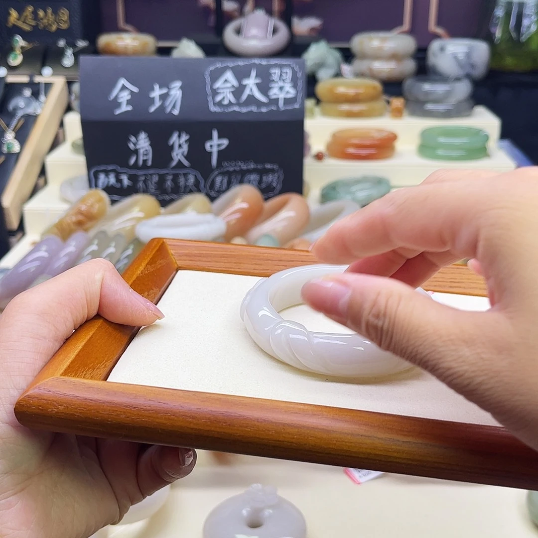 雨***光未镶嵌手镯石英岩玉