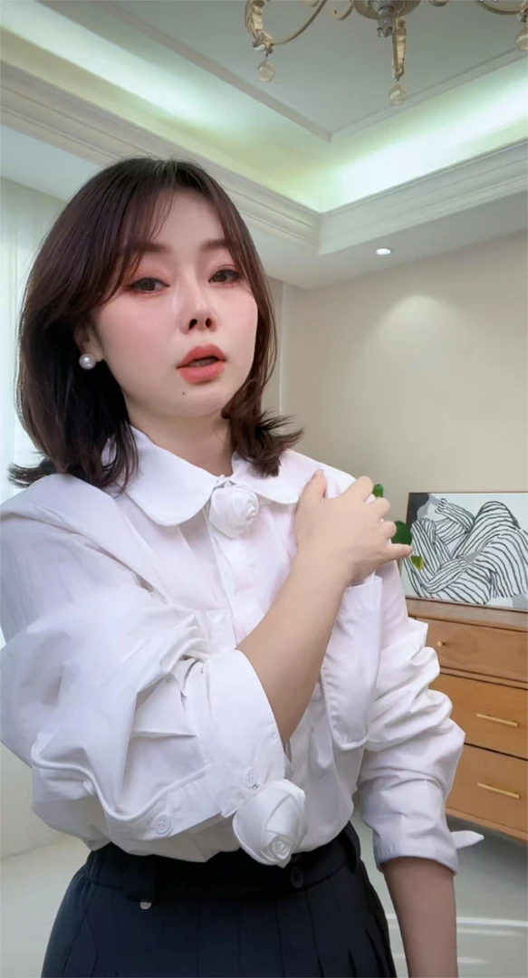 5《一云服饰》春季上新白色玫瑰花轻甜减龄设计感衬衫