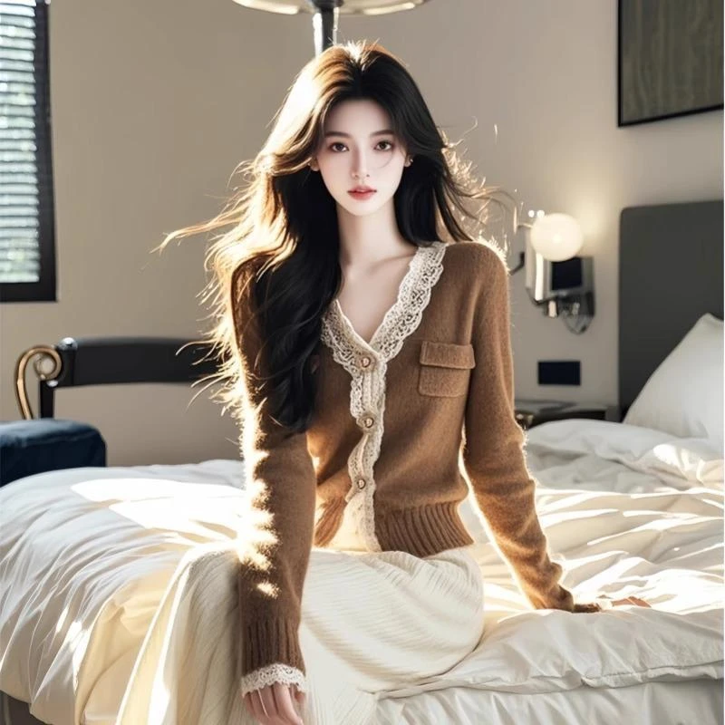 魅言品牌女装新款商场同款美拉德高级感V领蕾丝边针织开衫女上衣