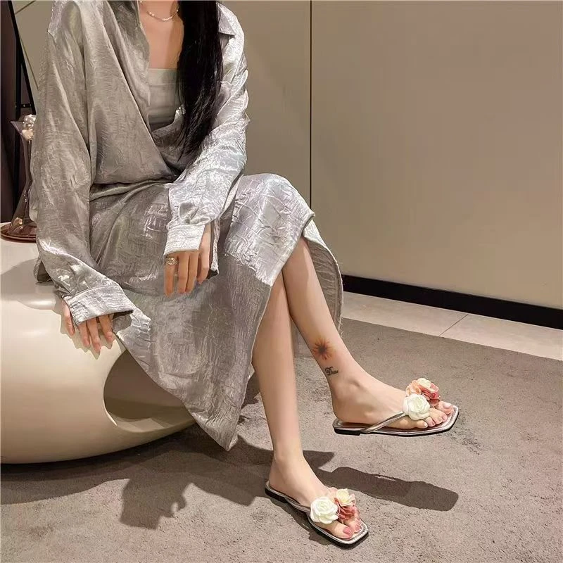 2025网红时尚女鞋夏季中跟一字带凉鞋少女心小香风可爱居家女平底