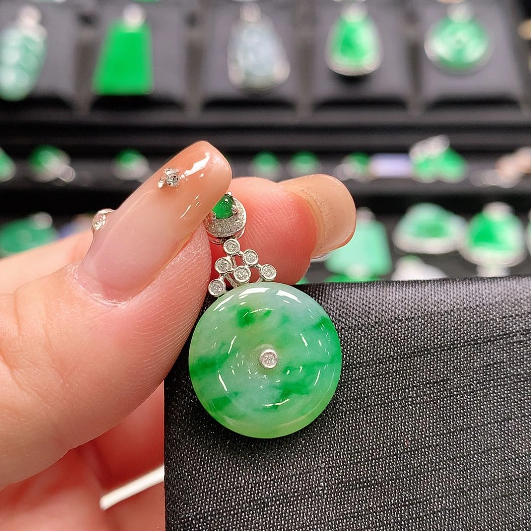 翡翠18K金镶嵌颈饰平安扣