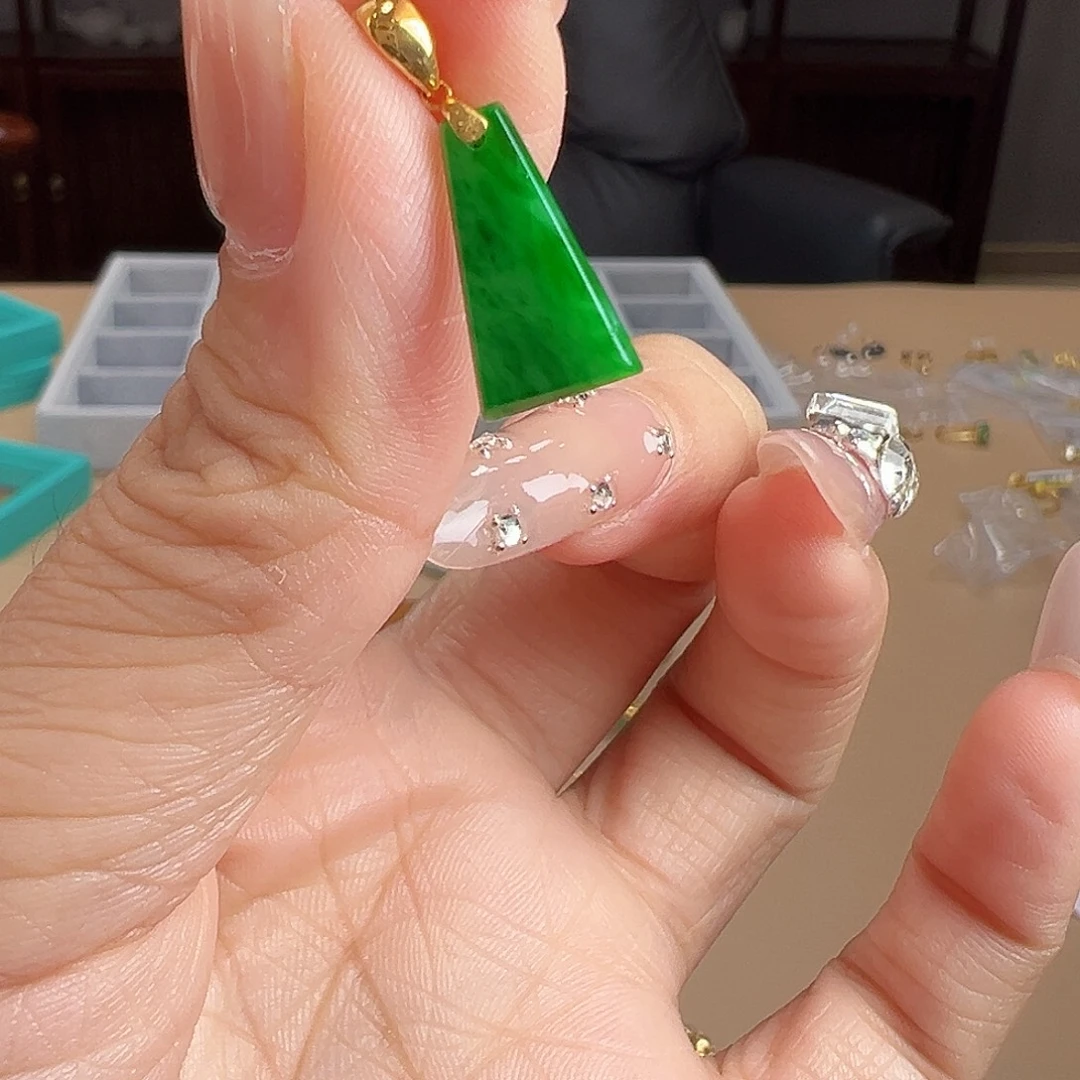 颈饰18K金镶嵌翡翠吊坠