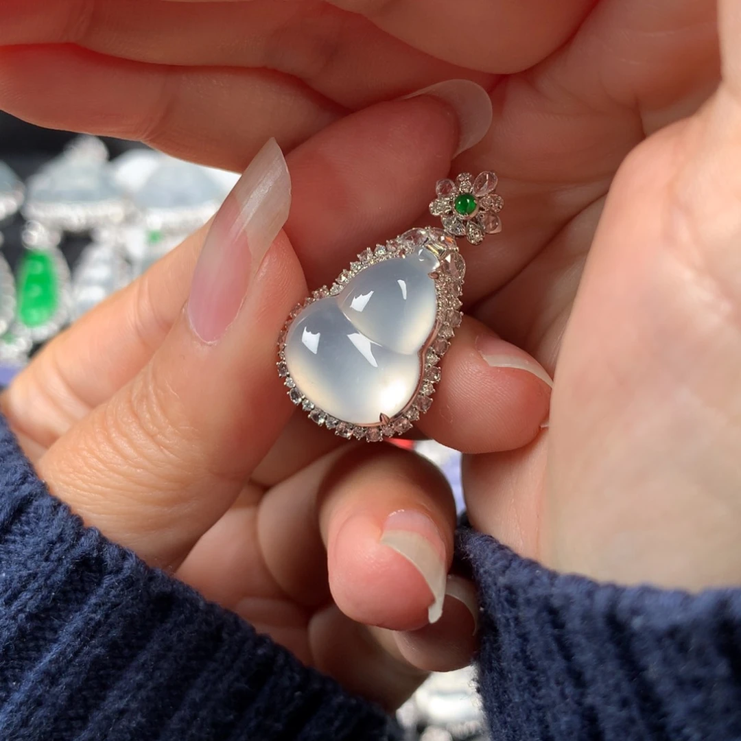 颈饰18K金镶嵌翡翠葫芦吊坠